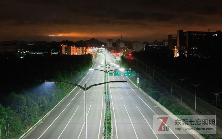 七度照明6米-12米的常規(guī)道路燈