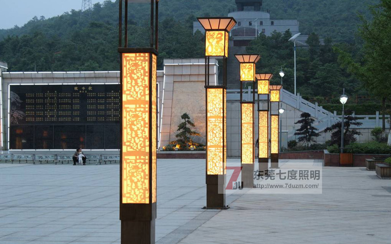 東莞七度照明(QDJGDZ-009)廣場方形龍紋鏤空景觀燈柱景區(qū)廣場安裝實拍效果圖
