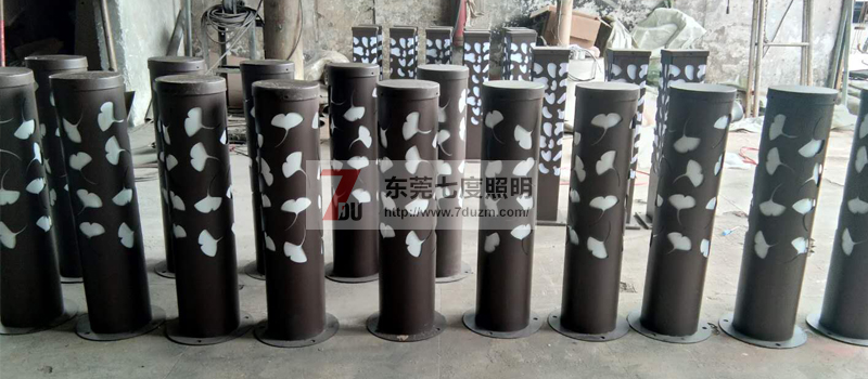 七度(QDCPD-002)割花鏤空?qǐng)A柱LED草坪燈生產(chǎn)實(shí)拍圖片