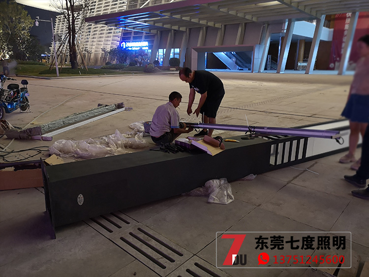 6米方形現(xiàn)代簡約LED景觀燈柱現(xiàn)場安裝實拍圖片