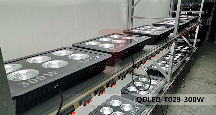 QDLED-T025-300W大功率led投光燈老化實例現(xiàn)場