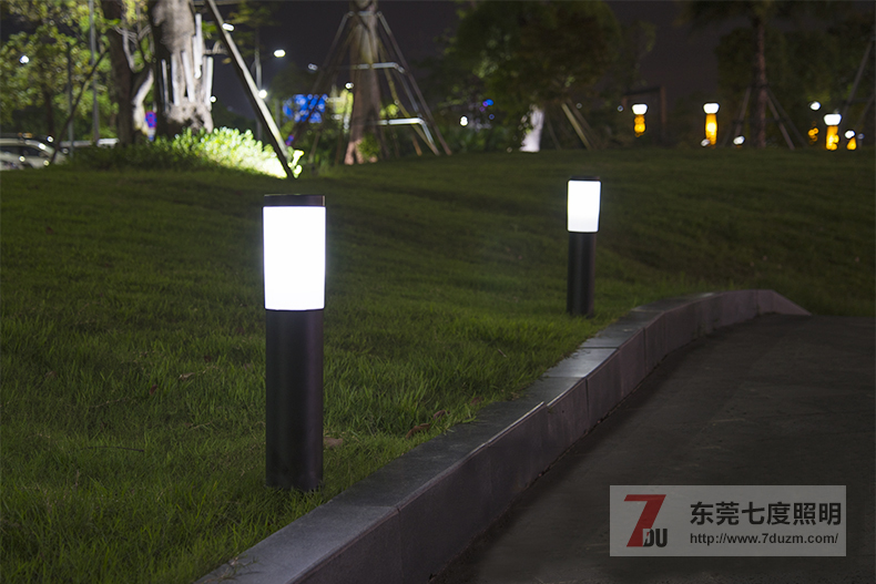 60cm高現(xiàn)代簡(jiǎn)潔園林led草坪燈安裝實(shí)景亮燈效果