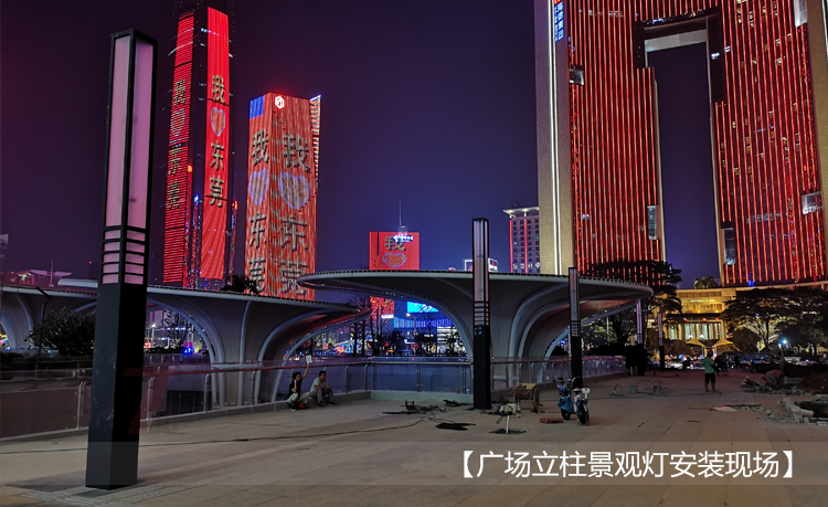 東莞市民服務(wù)中心廣場方形景觀燈柱安裝現(xiàn)場