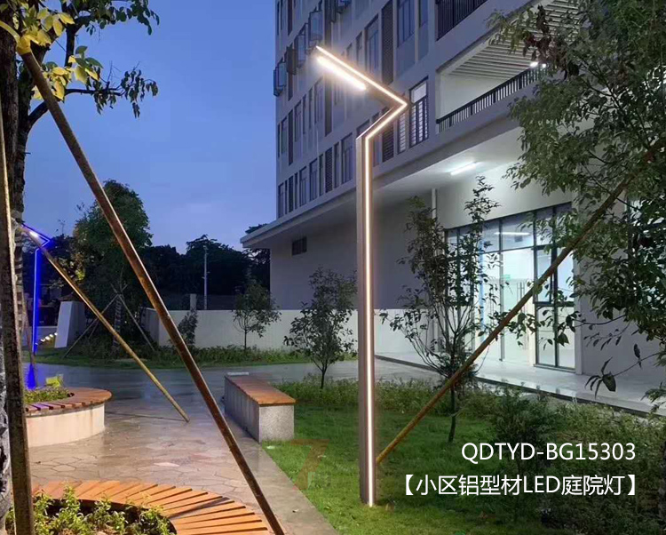 3米100W鋁型材現(xiàn)代LED庭院燈安裝效果