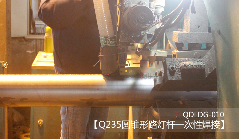 Q235鋼制圓錐形路燈桿一次性回流焊接中