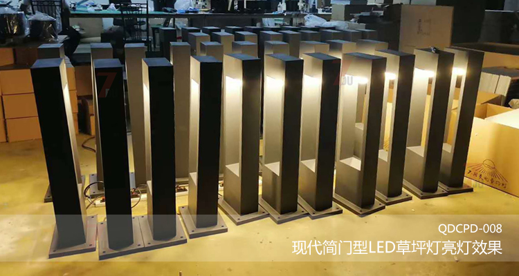 QDCPD-008現(xiàn)代簡門型LED草坪燈亮燈效果