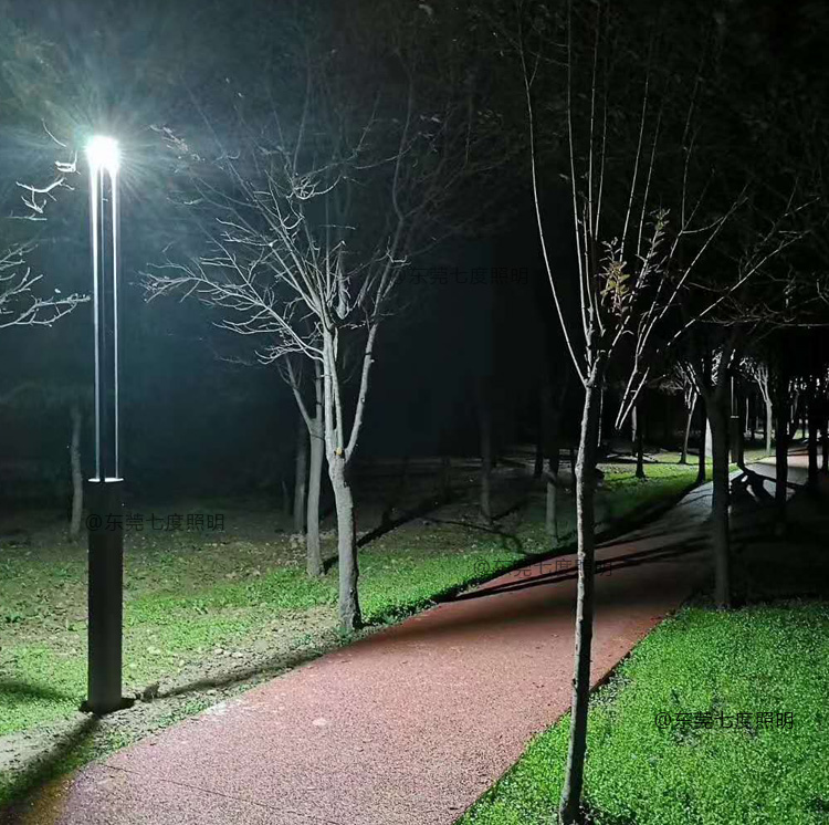 公園3.5米圓柱現(xiàn)代LED庭院燈安裝亮燈效果