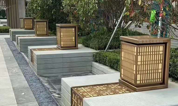 住宅小區(qū)入口兩側(cè)裝飾鍍銅玫瑰金柱頭燈安裝實景