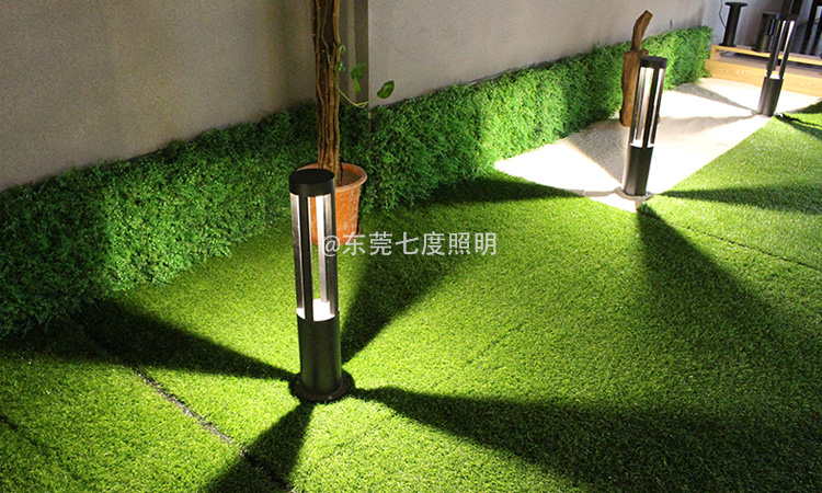 現(xiàn)代LED園林草坪燈6000k白光亮燈效果實(shí)景