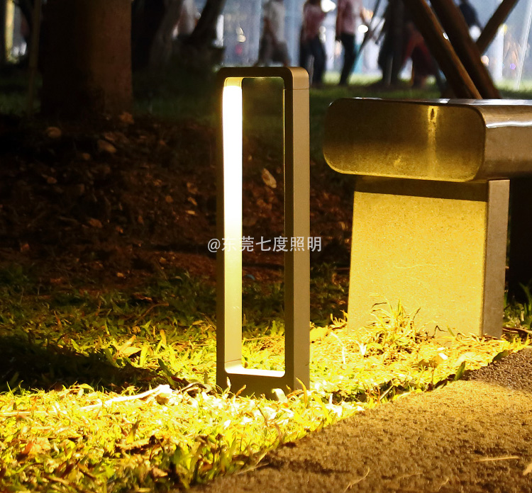 門(mén)框形現(xiàn)代簡(jiǎn)約LED草坪燈暖光3000k亮燈效果