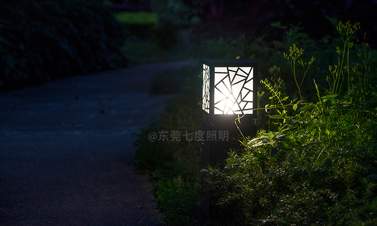 小區(qū)園林方形中式LED草坪燈安裝亮燈效果