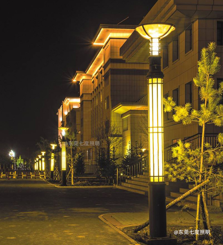 圓柱形戶外園林LED景觀燈柱夜間亮燈效果暖光