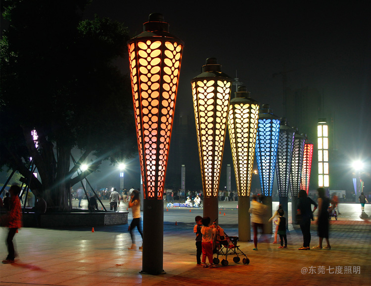 城市公園圓錐形立柱七彩LED景觀燈夜間亮燈效果
