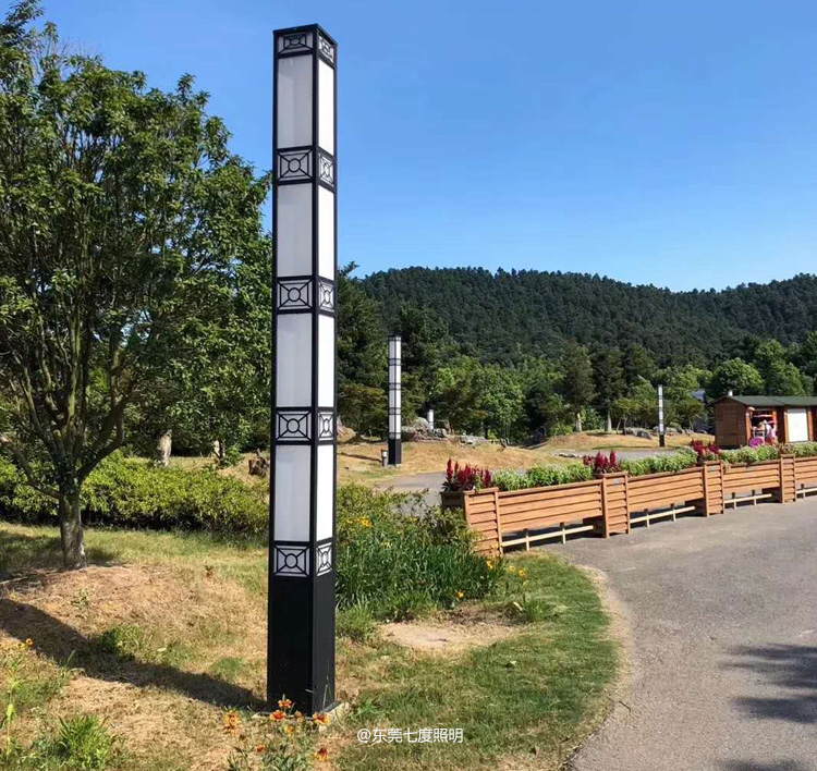 3.5米方柱形公園園林景觀燈柱安裝效果實(shí)拍