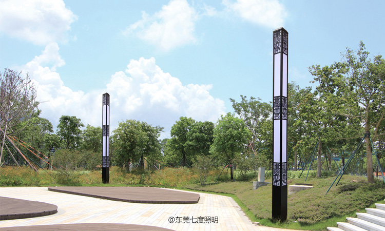 3.2米方柱形內(nèi)透光園林景觀燈柱安裝效果