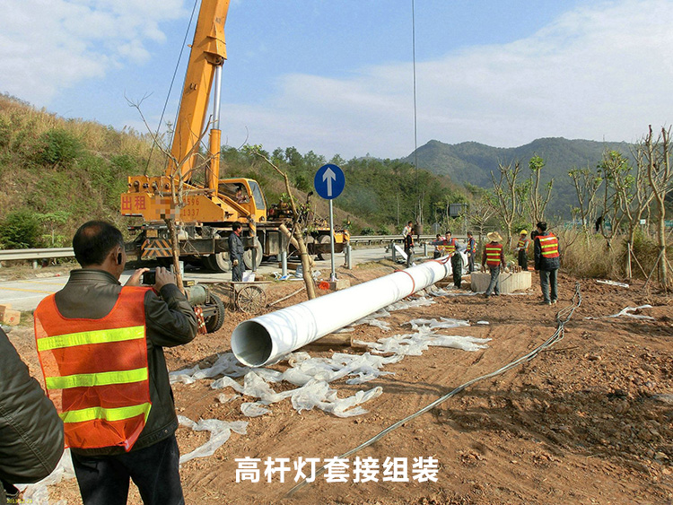 高速公路路口30米高桿燈燈桿套接安裝現(xiàn)場