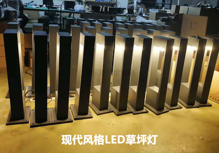 現(xiàn)代風(fēng)格LED草坪燈成品老化車間