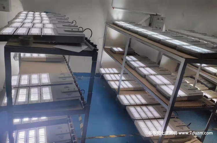 新款方形200W LED路燈生產(chǎn)老化展示